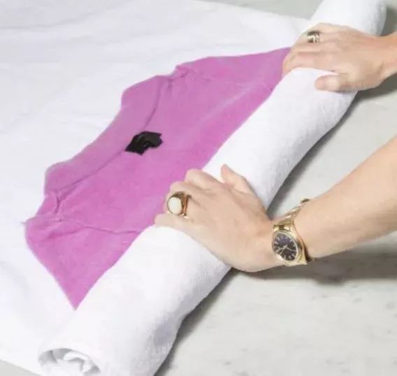 毛衣领口松垮怎么搭配,毛衣穿久了松垮怎么复原