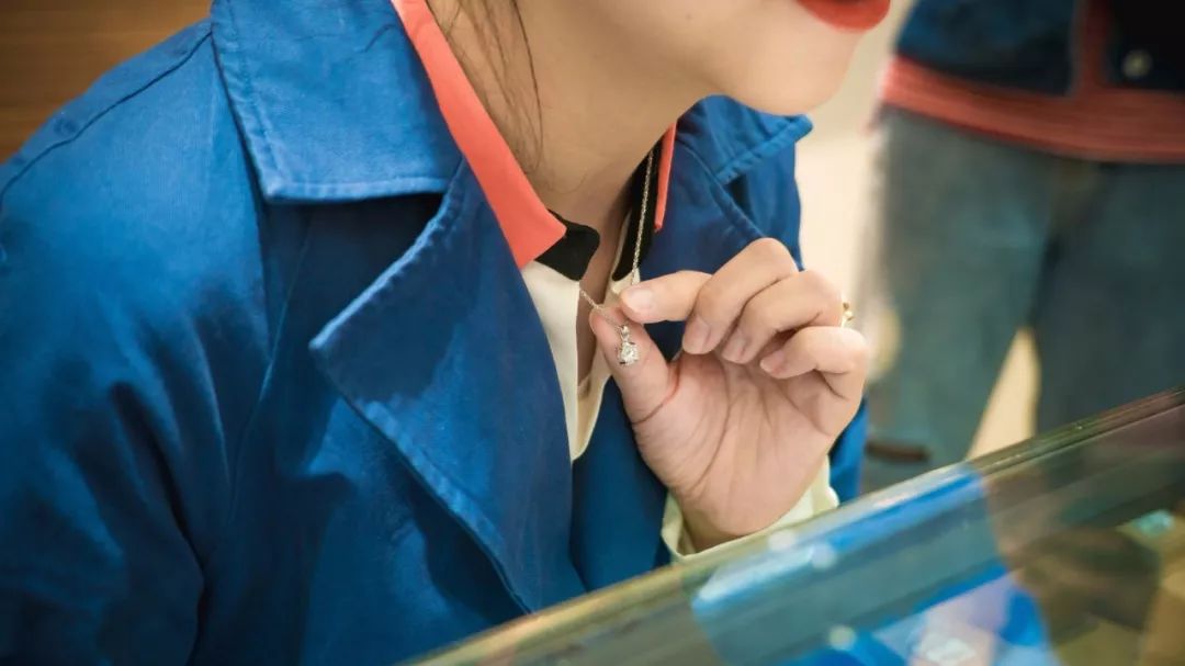 精致女人逛街需要几步,精致的女人和省钱的女人