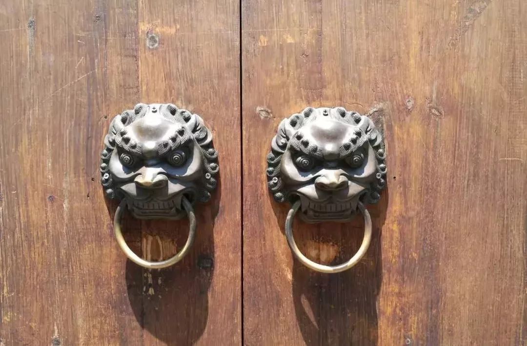 门口石狮子讲究,石狮子公母区别