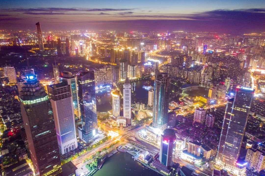 戳进来｜除了黄鹤楼和鸭脖子，这座城市竟然还有时装周这个大IP？