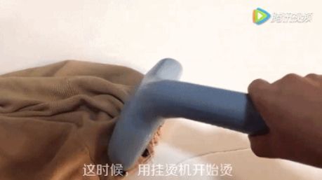 毛衣领口松垮怎么搭配,毛衣穿久了松垮怎么复原