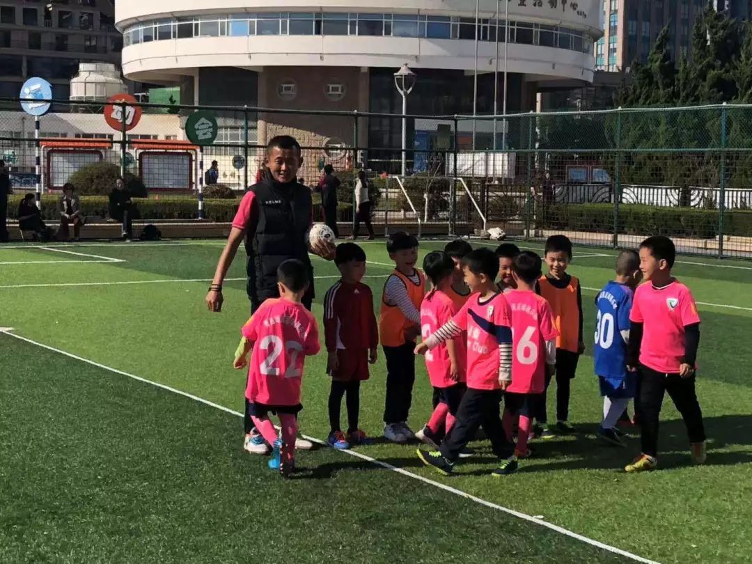 携手绿茵快乐足球希望在我们——第五届“爱绿茵”青岛幼儿足球精英邀请赛告捷闭幕