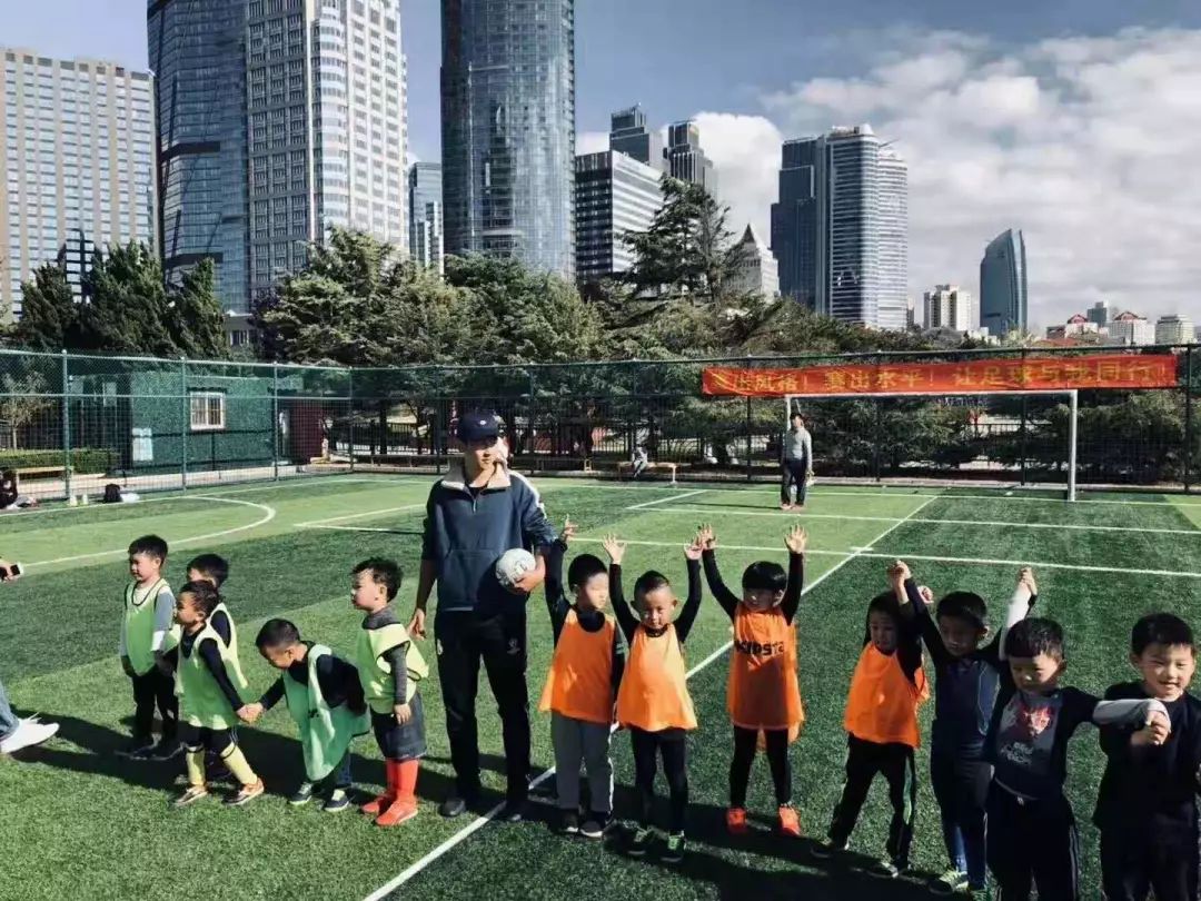 携手绿茵快乐足球希望在我们——第五届“爱绿茵”青岛幼儿足球精英邀请赛告捷闭幕