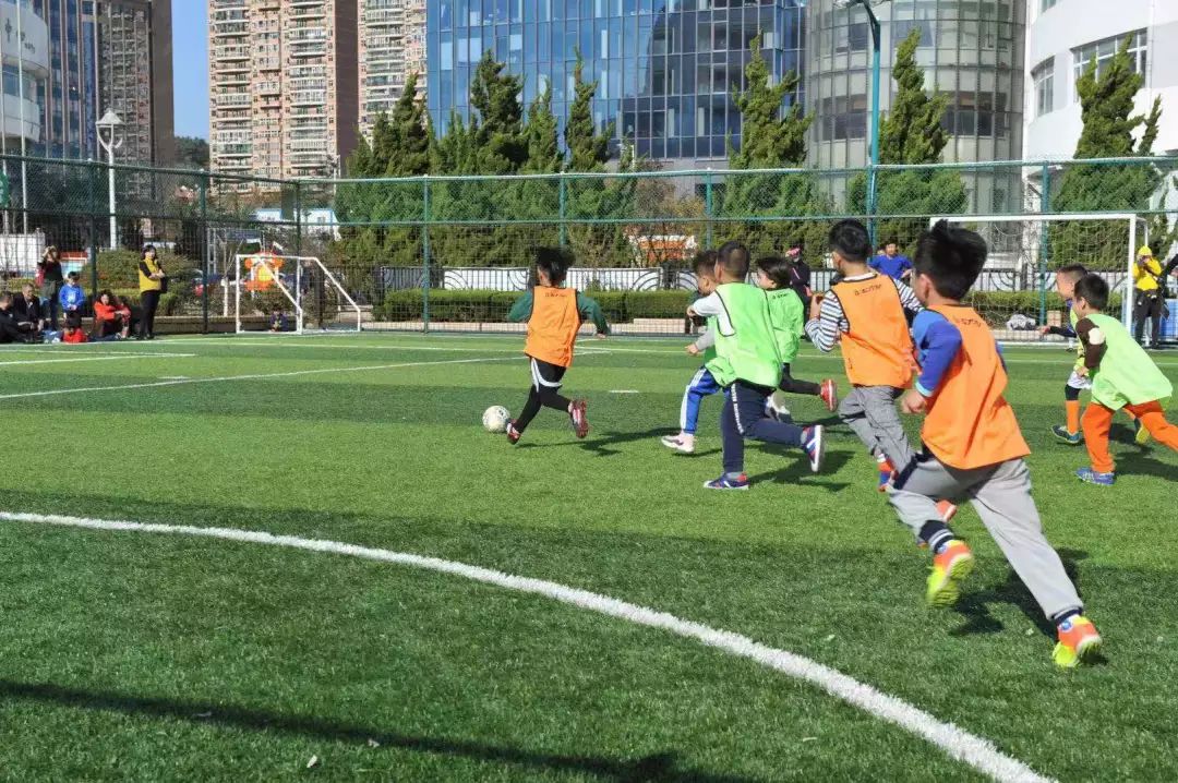 携手绿茵快乐足球希望在我们——第五届“爱绿茵”青岛幼儿足球精英邀请赛告捷闭幕