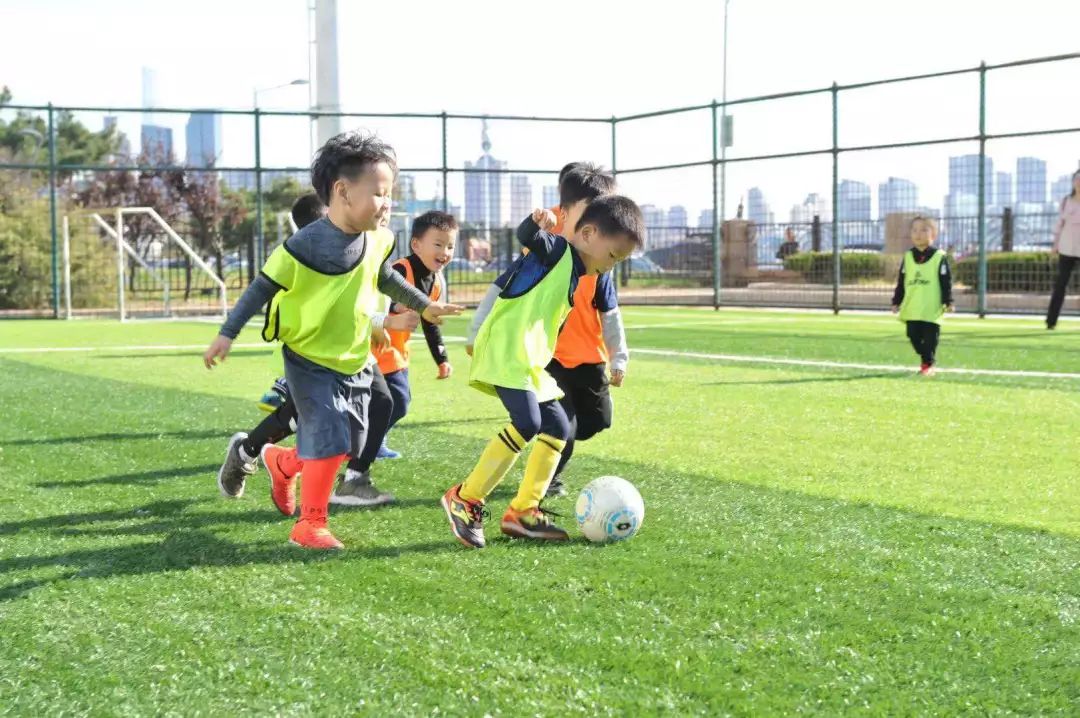 携手绿茵快乐足球希望在我们——第五届“爱绿茵”青岛幼儿足球精英邀请赛告捷闭幕