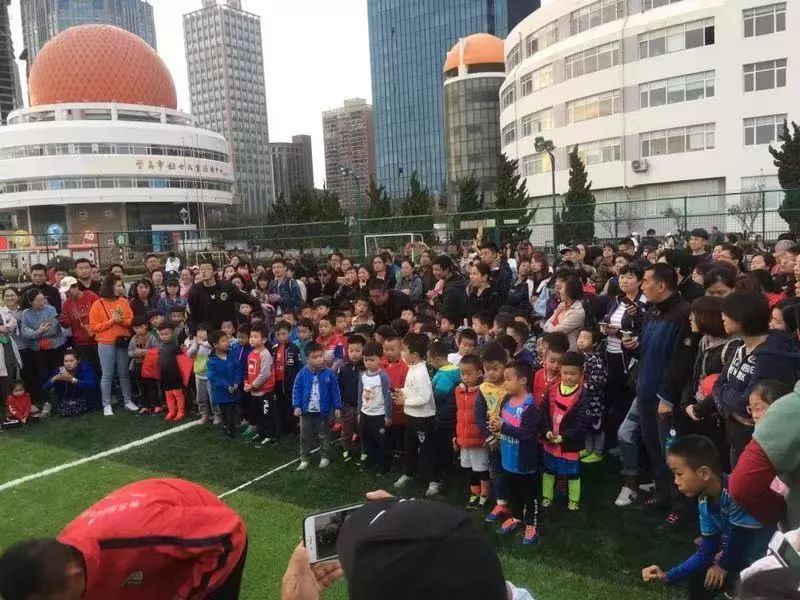 携手绿茵快乐足球希望在我们——第五届“爱绿茵”青岛幼儿足球精英邀请赛告捷闭幕