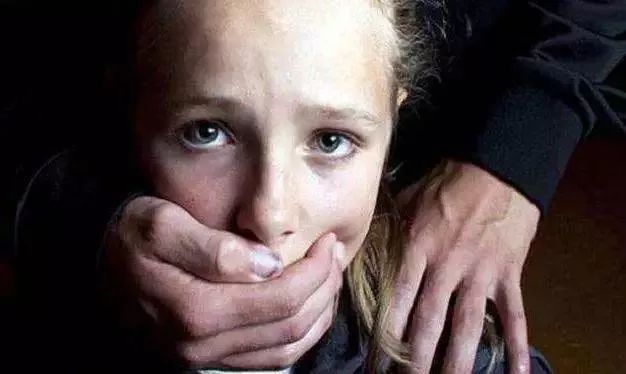 “我是你父亲，可以亲你、摸你全身，这不是猥亵！”今天这条通告激怒广大网友……