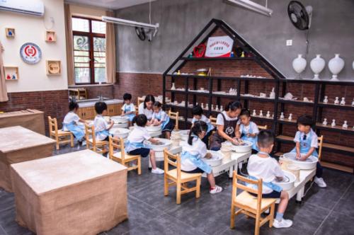 政府鼓励小区配套幼儿园建设变色龙设计助力