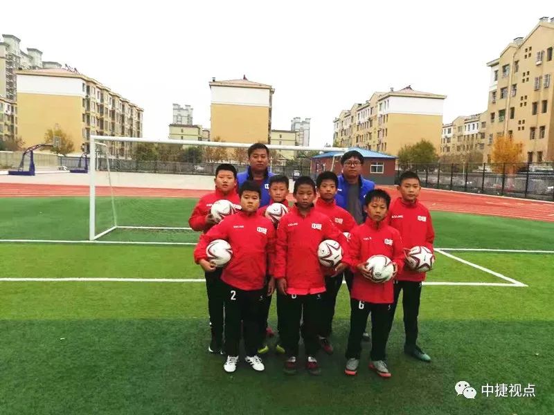 足球进校园活动提升体育素质,足球踢进教室