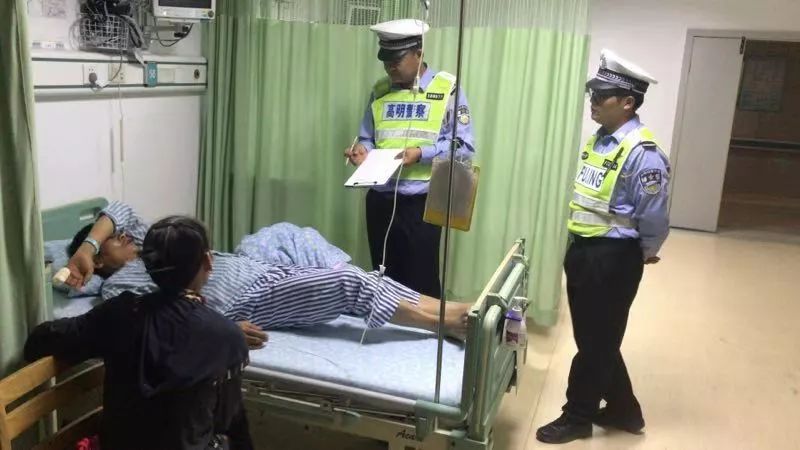 大蟒蛇视频大型挖掘机,工地挖机挖出一条巨蟒