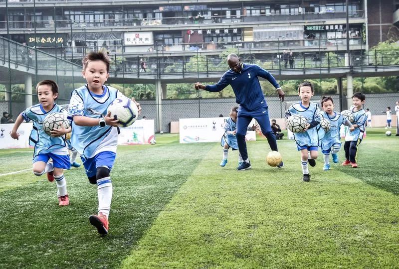 “捷”伴绿茵助力成长热刺携手捷豹校园足球培训