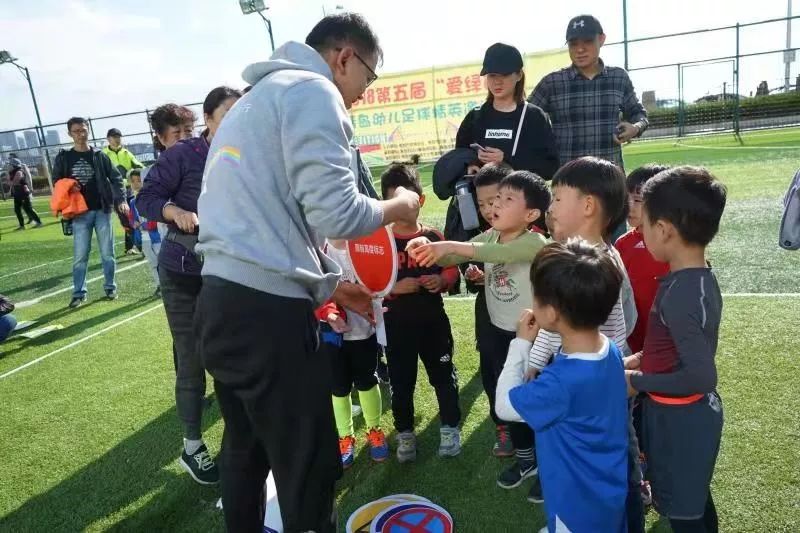 “爱绿茵”金钥匙幼儿团足球班——球场上的追风萌童，安全体验中的积极先锋！