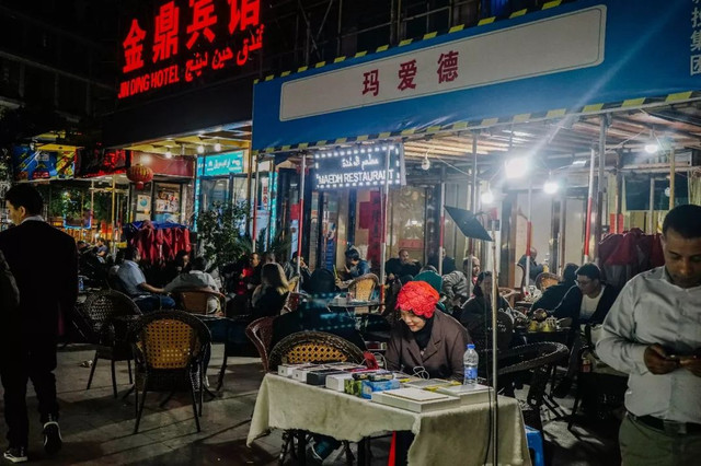 在这个魔幻的江南小城里，来一场烤肉和大饼的狂欢！