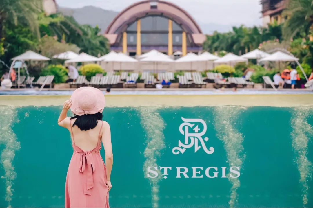 1200㎡透明泳池小红书点赞100w+,这家黄金海岸边的酒店才是海岛季首选