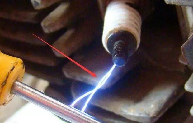 踏板摩托车排气管放炮是什么原因,摩托车排气管老放炮