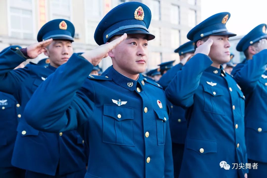 做薪火相传举旗人：北部战区空军部队庆祝空军成立69周年