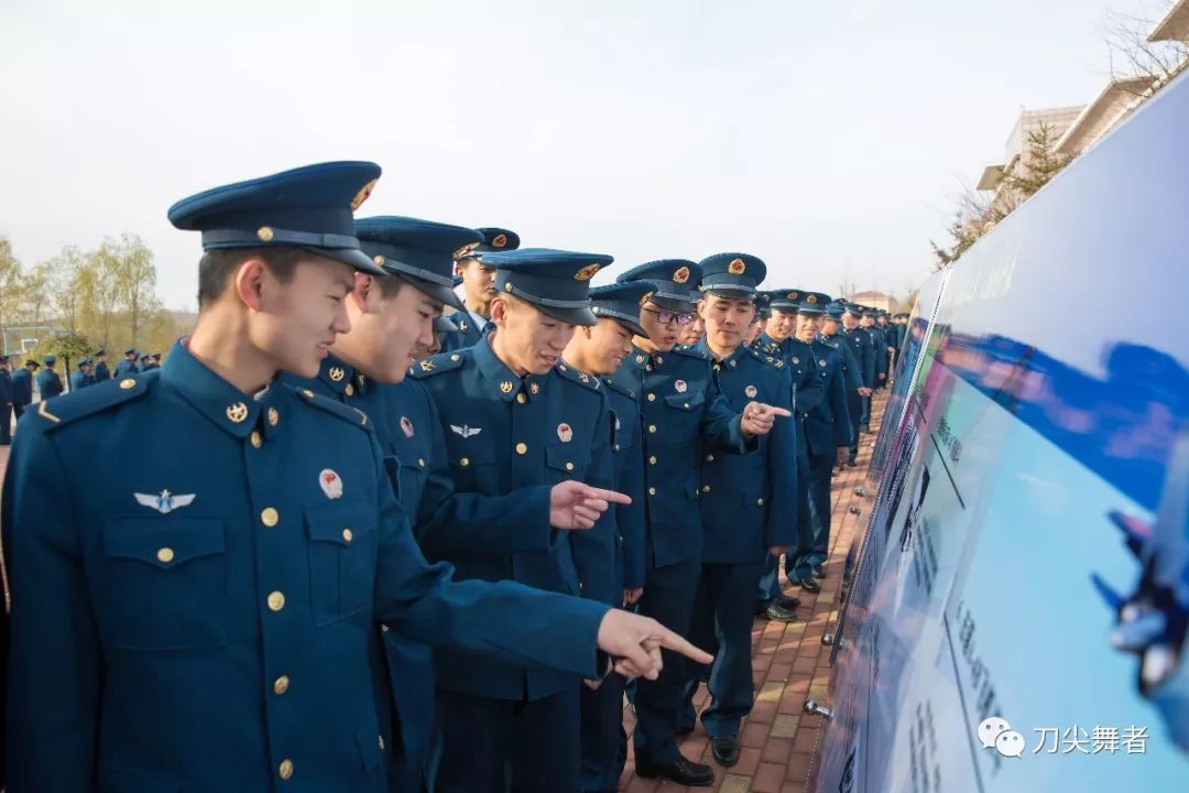 做薪火相传举旗人：北部战区空军部队庆祝空军成立69周年