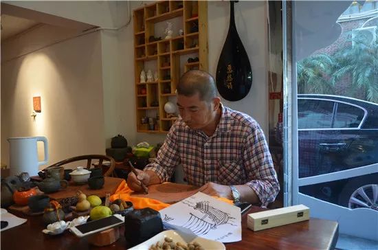 「家在鲤城」刻刀如笔展技艺，红砖作画铸匠心