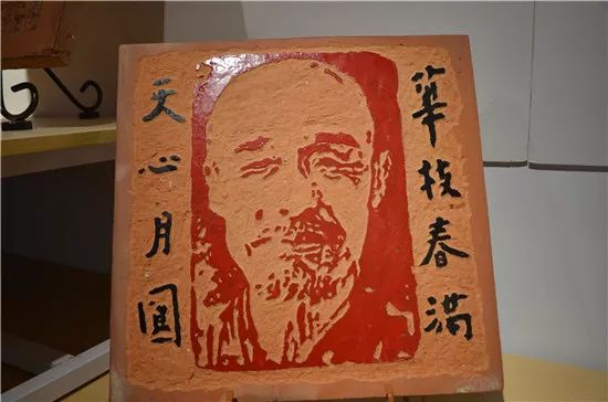 「家在鲤城」刻刀如笔展技艺，红砖作画铸匠心