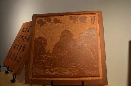 「家在鲤城」刻刀如笔展技艺，红砖作画铸匠心