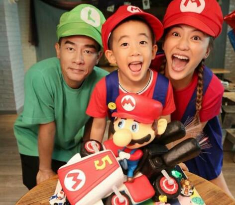 陈小春和应采儿的婚礼服装,陈小春应采儿快乐大本营衣服