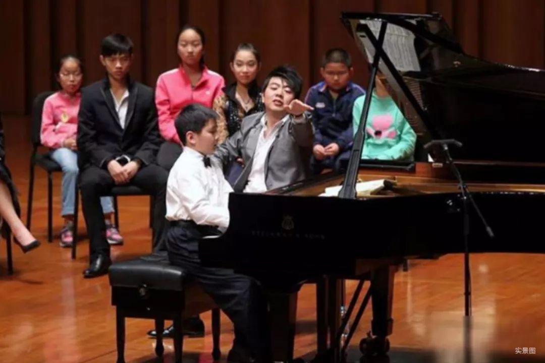 郎朗和百名琴童合奏成都采访视频,郎朗百名琴童报名条件