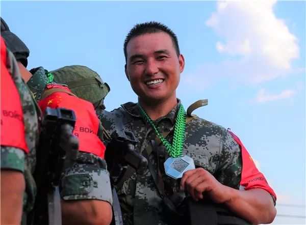 眼睛里只有第一，这个”英雄坦克“驾驶员不简单！