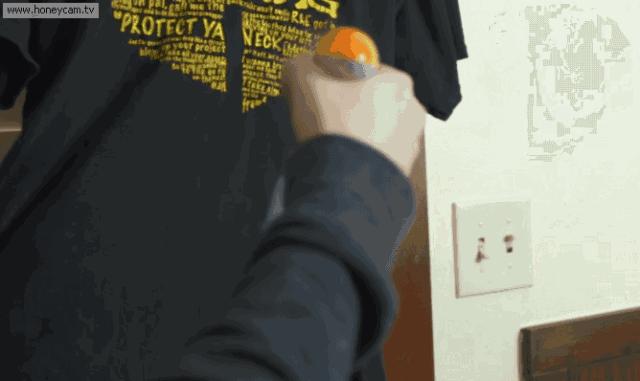 她用吹风机对着厨房墙壁吹一下，结果邻居个个都学她！