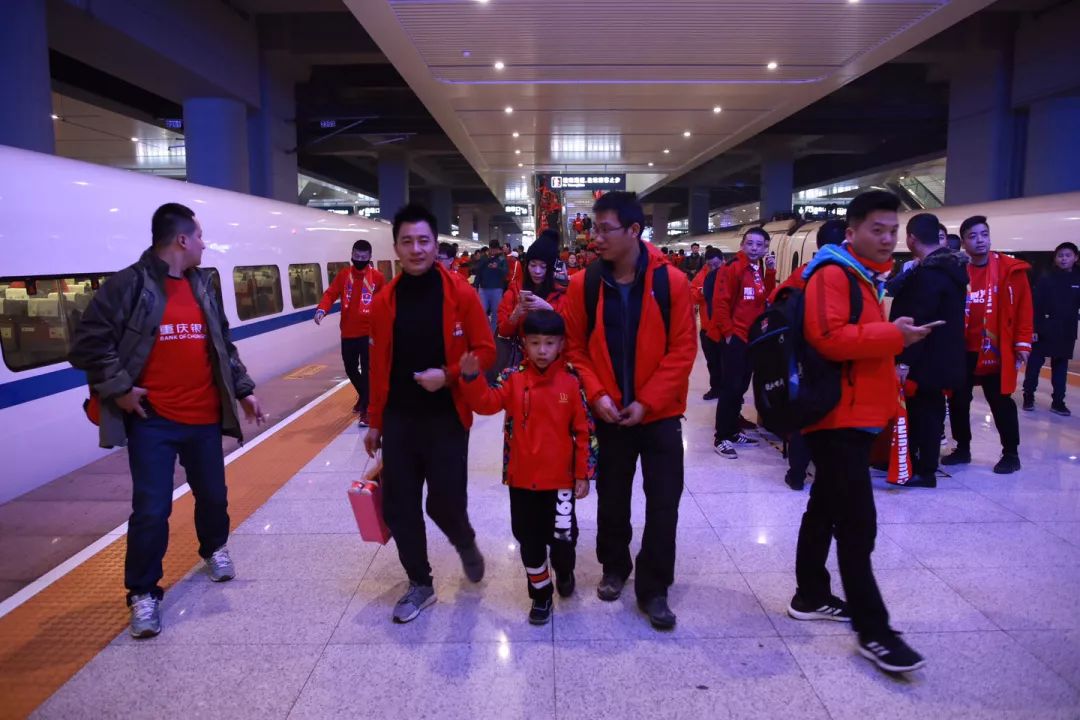 雄起！坐着定制动车专列去看球，这届球迷也太厉害了吧？！