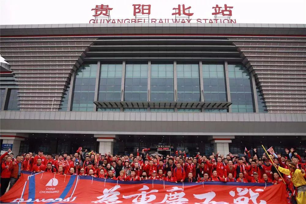 雄起！坐着定制动车专列去看球，这届球迷也太厉害了吧？！