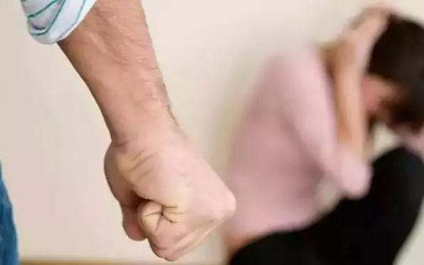 厦门一男子家暴妻子获刑,南宁一男子被曝家暴妻子后续