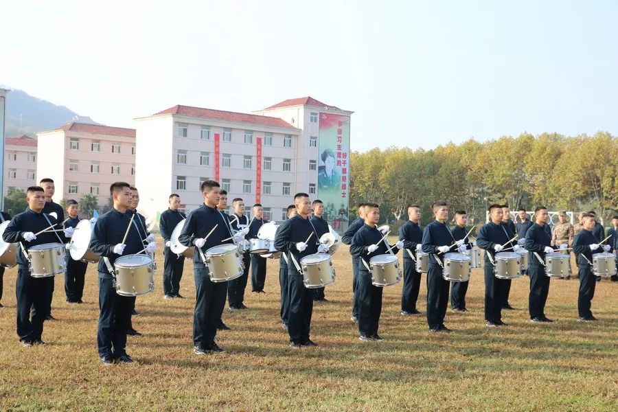 解放军运动会扛着炮跃过障碍,直击军体运动会