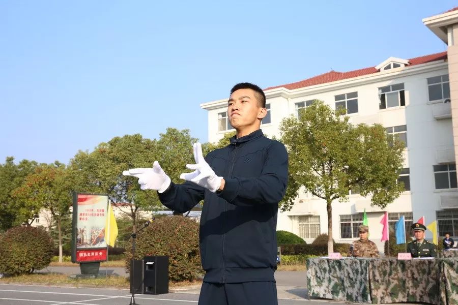 解放军运动会扛着炮跃过障碍,直击军体运动会