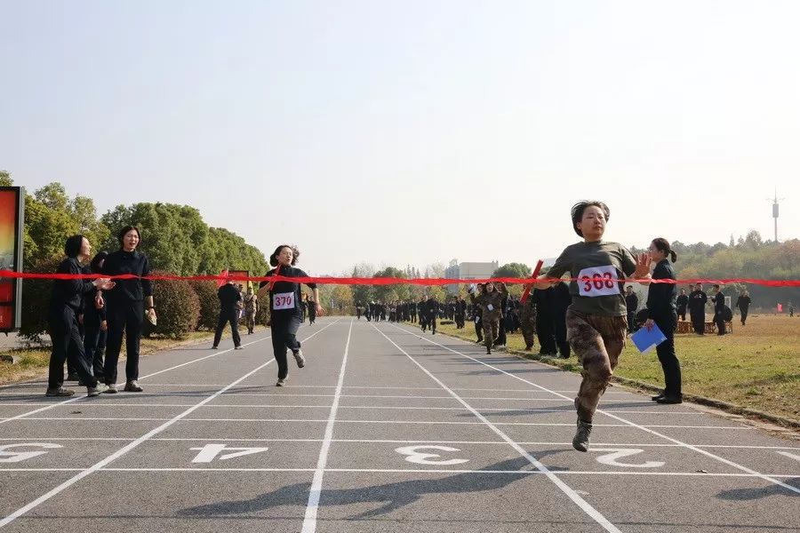 解放军运动会扛着炮跃过障碍,直击军体运动会