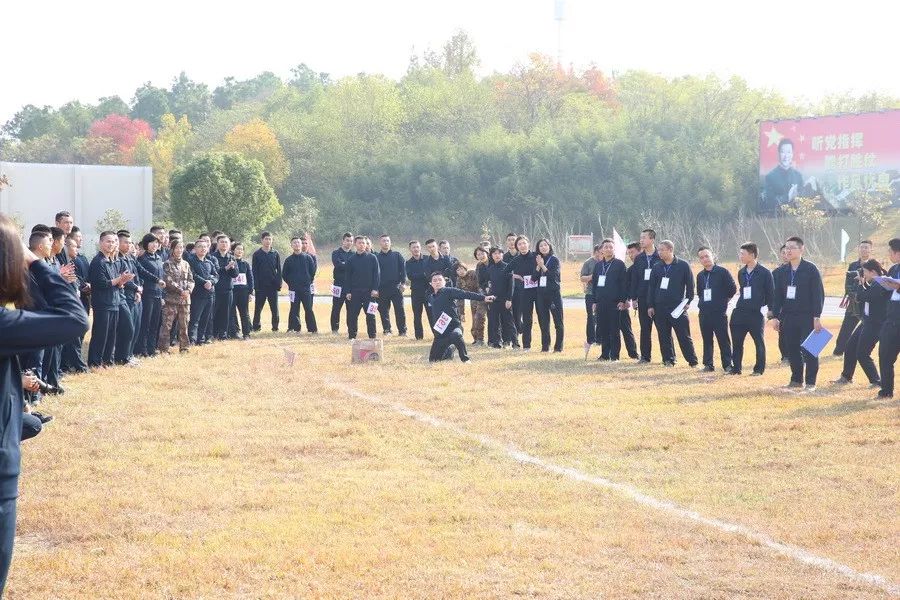 解放军运动会扛着炮跃过障碍,直击军体运动会