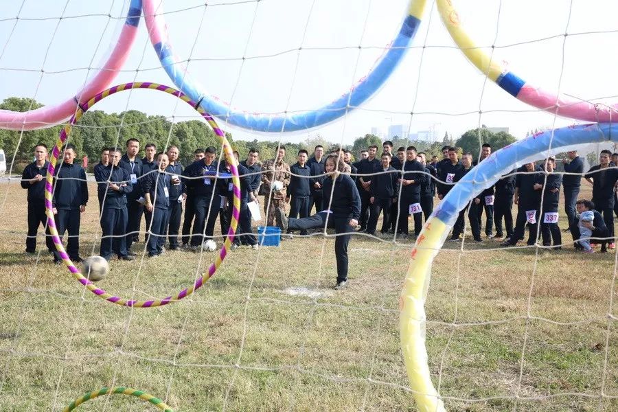 解放军运动会扛着炮跃过障碍,直击军体运动会