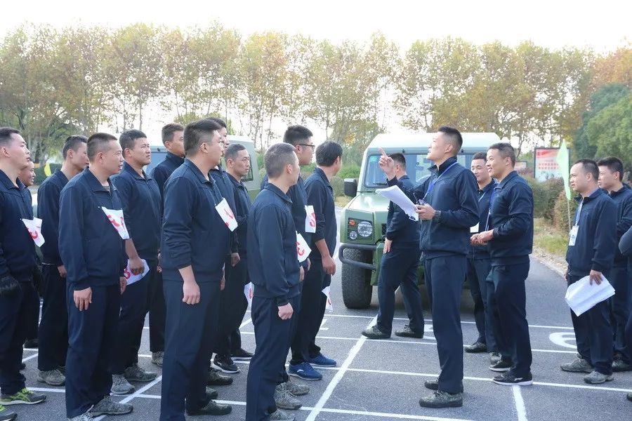 解放军运动会扛着炮跃过障碍,直击军体运动会