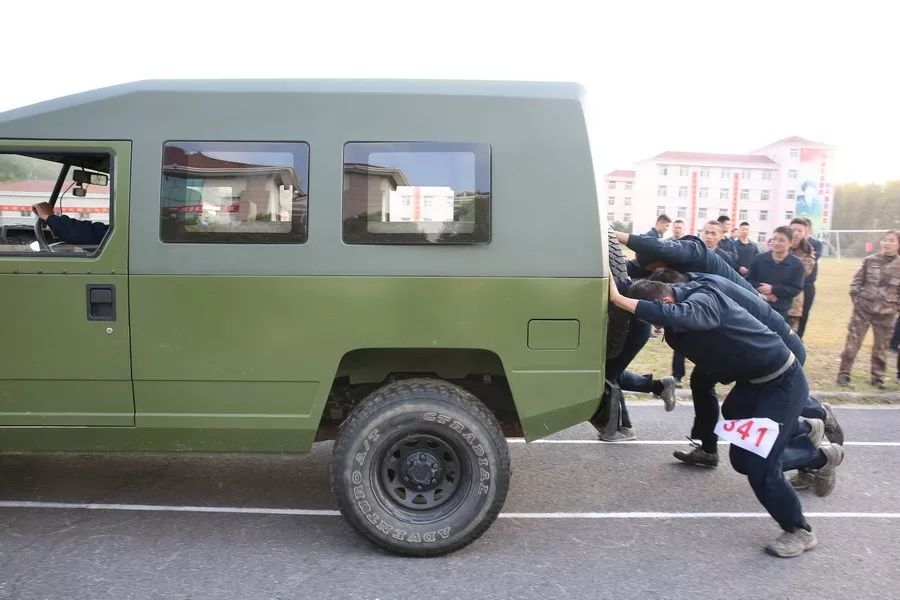 解放军运动会扛着炮跃过障碍,直击军体运动会