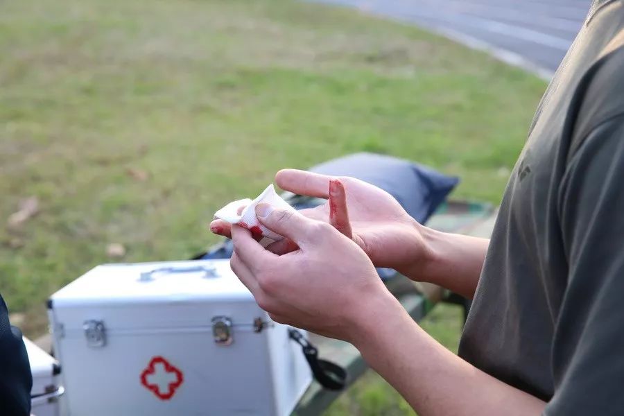 解放军运动会扛着炮跃过障碍,直击军体运动会