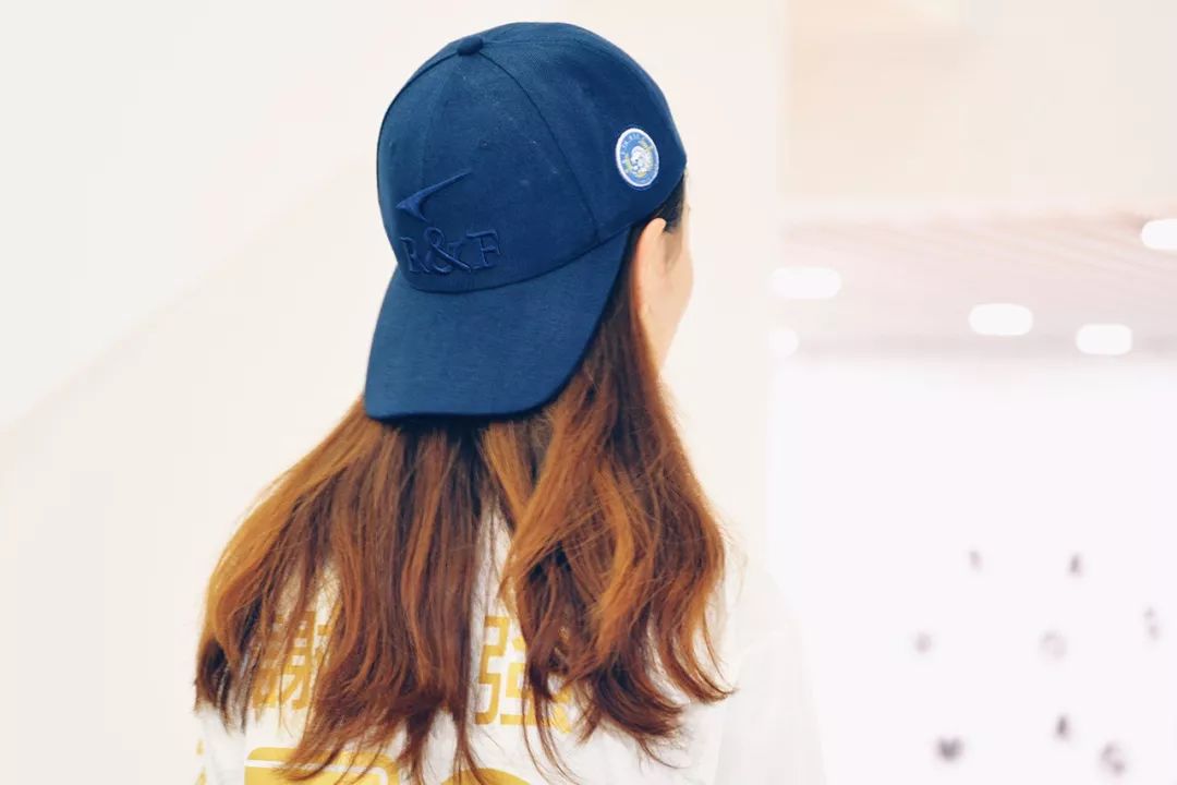 在浮华都市共赴一场盛大球赛，只要一样的球衣