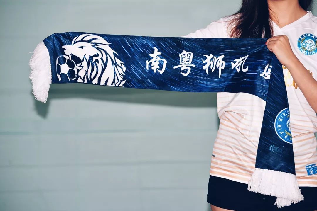 在浮华都市共赴一场盛大球赛，只要一样的球衣