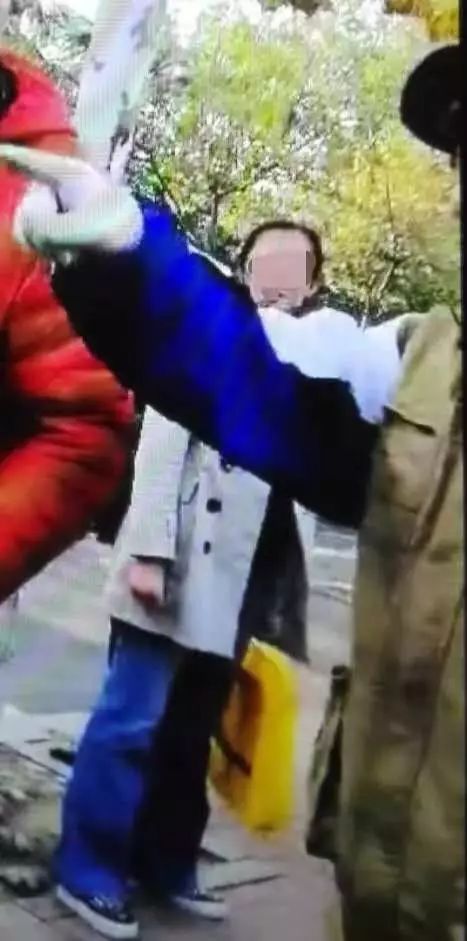 男子家长暴打42岁女老师,学生家长殴打女老师被拘10天