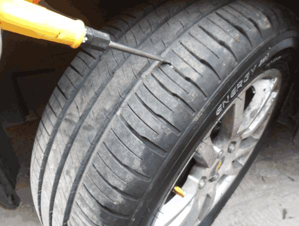 轮胎卡石子了怎么处理,轮胎卡石子到底要不要紧