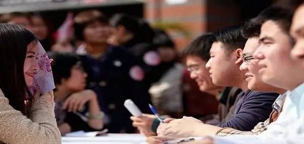 相亲给女方发了50元红包,相亲男发了6.1红包给我