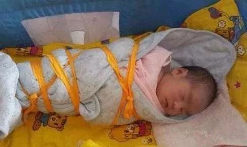 未满月宝宝一哭就要去抱吗,没满月宝宝睡觉哭闹频繁要抱着睡