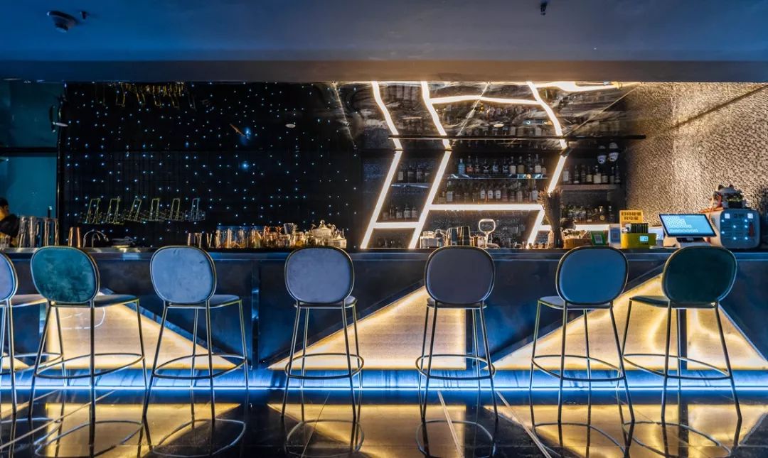 小雪节气外出,小雪节气酒到店