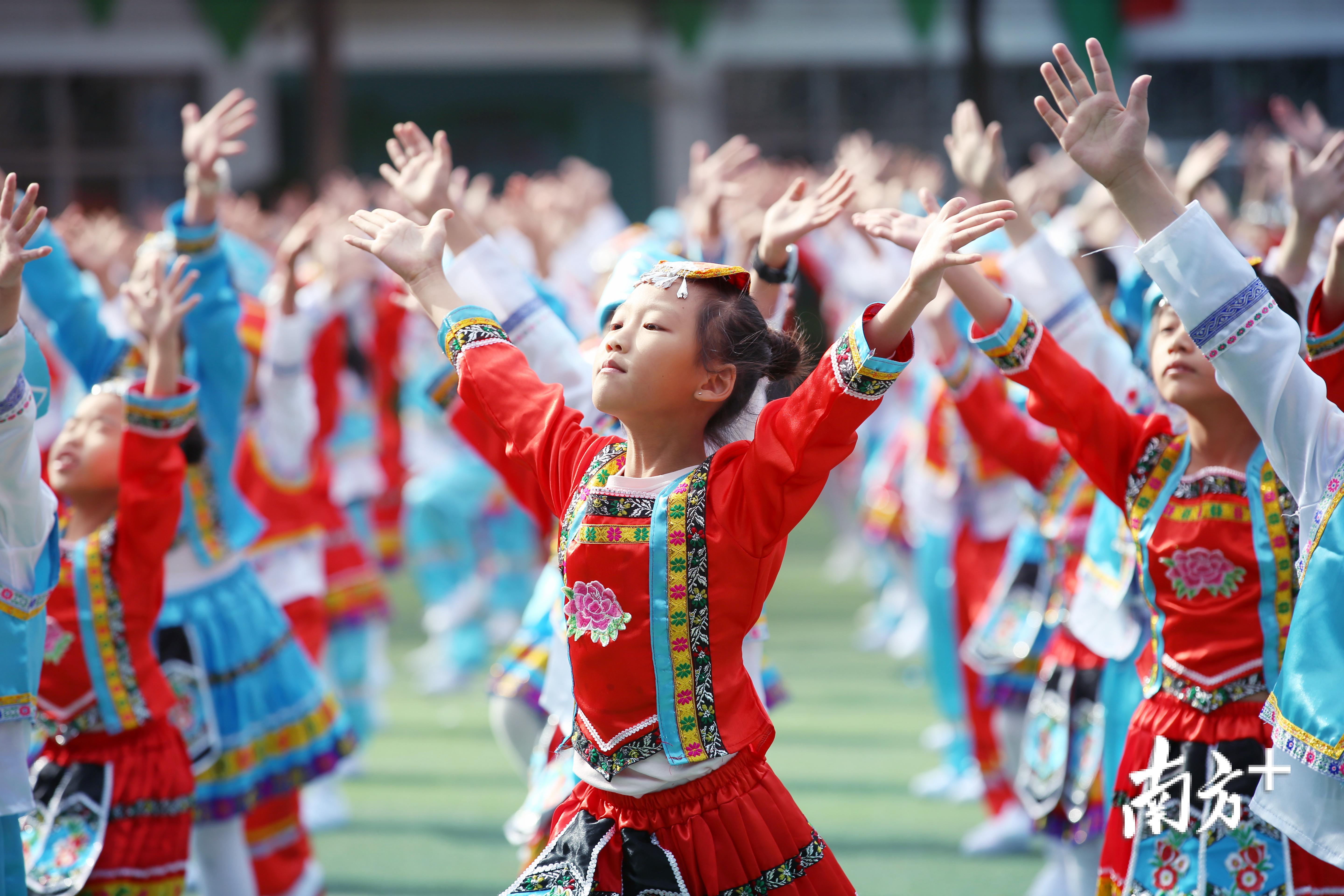 校庆徽标怎么设计？学生说了算！布心小学上演“超暖心”校庆