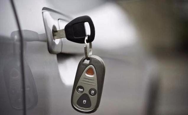 小车钥匙锁在车里怎么开窗,车钥匙被锁车里怎么打开玻璃