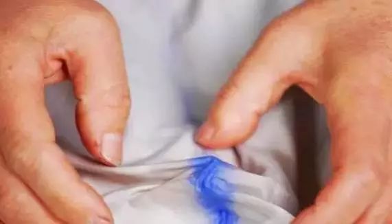 羽绒服上残留的洗衣粉渍怎么去除,羽绒服残留的洗衣粉怎么去除