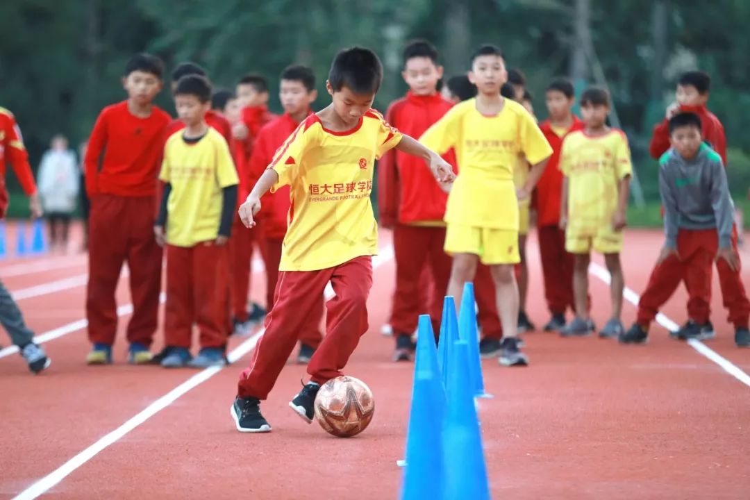 足球特色校的足球比赛,足球趣味运动会项目